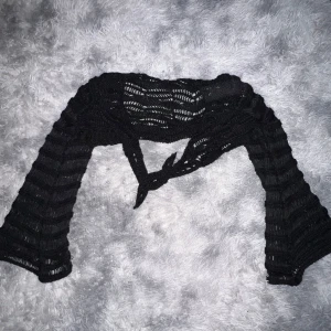 Tröja - Snygg ”mini kofta” man kan ha över tröjor. Den ska va lite ihålig det är poängen med den. Nyskick ej använt