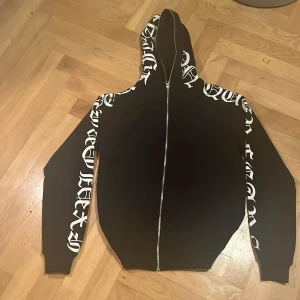 Zip hoodie - Fet zip hoodie från junkyard som har zip hela tröjan. Säljer pga den inte kommer till andvänding, inga tecken på slitage. Hör av dig om du är intresserad eller har några frågor, är öppen för prisförslag 