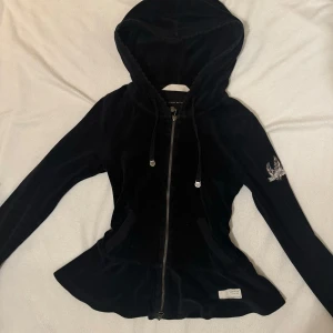 Odd molly topp - Jättesöt zip up topp från odd molly💓 den är i storlek 0 och jag skulle säga att den passar xs🤗 jag kan inte se några defekter!