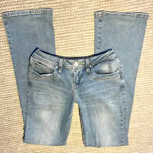 Blåa lågmidjade bootcut jeans från LTB! Betalning sker vi swish eftersom vi är ett UF-företag och frakt tillkommer på 80 kr 🩷