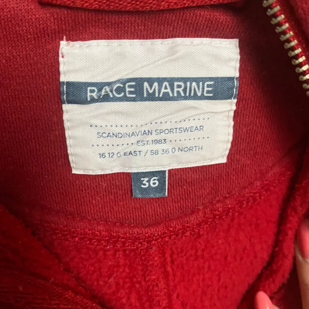 Säljer denna röda zip up hoodien från Race marine med luva, fickor och med ett litet tryck på framsidan, helt oanvänd i storlek S.. Hoodies.