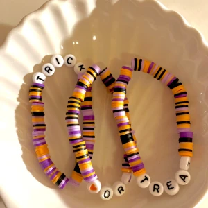 Trick or treat bracelet pack🧡💜 - Här är ett super scary armband som passar perfekt när man ska gå buss eller godis 🍭 Mycket elastisk tråd! Gjord med mycket glädje🥰