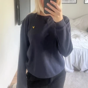 Tröja Lyle & Scott - Säljer en marinblå Lyle & Scott tröja i bra skick. Storlek XS