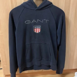 2 stycken märkes Hoodies - Slitningar, inte så bra skick.