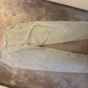 Grå mjukisbyxor från Polo Ralph Lauren - Säljer ett par grå mjukisbyxor från Polo Ralph Lauren i storlek L/G (14-16). Byxorna är superbekväma och perfekta för en avslappnad dag hemma eller en snabb tur till affären. De har en elastisk midja och en bakficka för extra stil och funktionalitet.