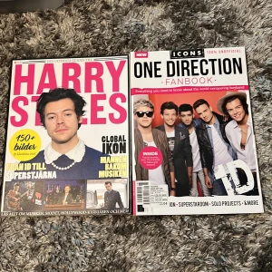 One Direction  - 2 styckna magasin  ” Den Ultimata Guiden Till Harry Styles” ”Icons series, One Direction Fanbook”  Båda är superbra skick och helt oanvända! Båda böckerna är fyllda med minnen och bilder! 