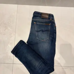 Säljer mina nudie jeans då dem börjar bli för små. Storlek 31/32. Det finns inga defekter. Priset är ej hugget i sten🤩 Det är bara att höra av dig vid minsta lilla fundering 📩