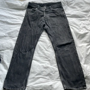 Weekday jeans - Sköna jeans från weekday i modellen space, knappt använda alls.