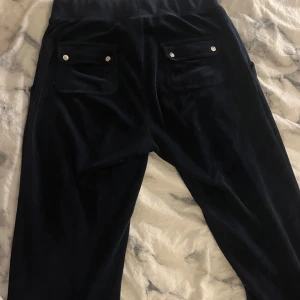 Juicy byxor  - Storlek är S. Dom är i använt skick men inte fula eller förstörda