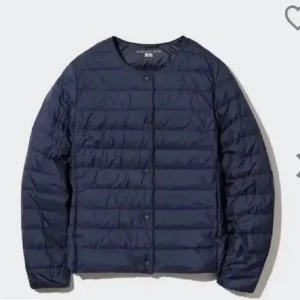 Uniqlo jacka  - Nyskick uniqlo jacka i färg mörk blå. Använt 10 gånger typ. Köpt från uniqlos hemsida och är en dunjacka. Skriv privat för 