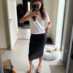 Knälång kjol  - Knälång kjol i mörkgrå 