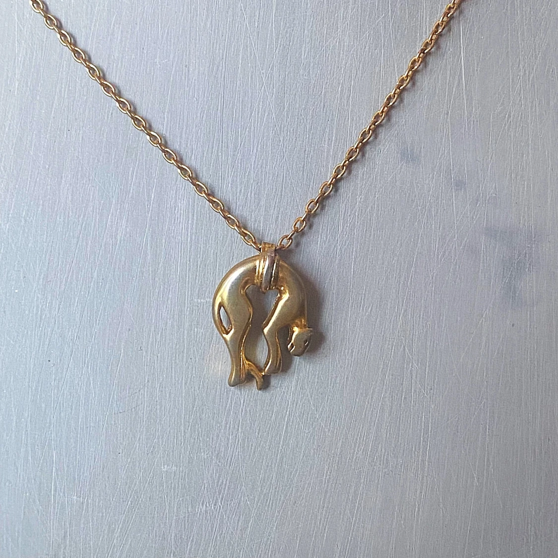 Guldhalsband och örhängen med kattmotiv