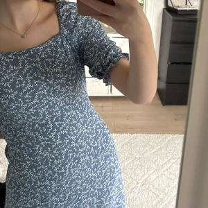 Vero Moda  - Söt blommig klänning med en kort slits och som inte kommit till användning!💙