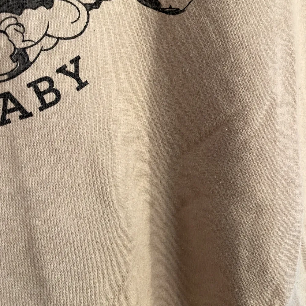 Säljer en beige t-shirt från SHEIN. T-shirten är kortärmad och har en oversized passform på mig som har S. Okej skick, börjar bli lite små nopprig men inget som syns tydligt alls! Tror den är i strl S. T-shirts.