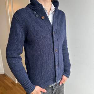 Dobber Cardigan strlk: M/L (sitter som M) Bomull Bra skick, inga defekter Modell: 182cm 67kg