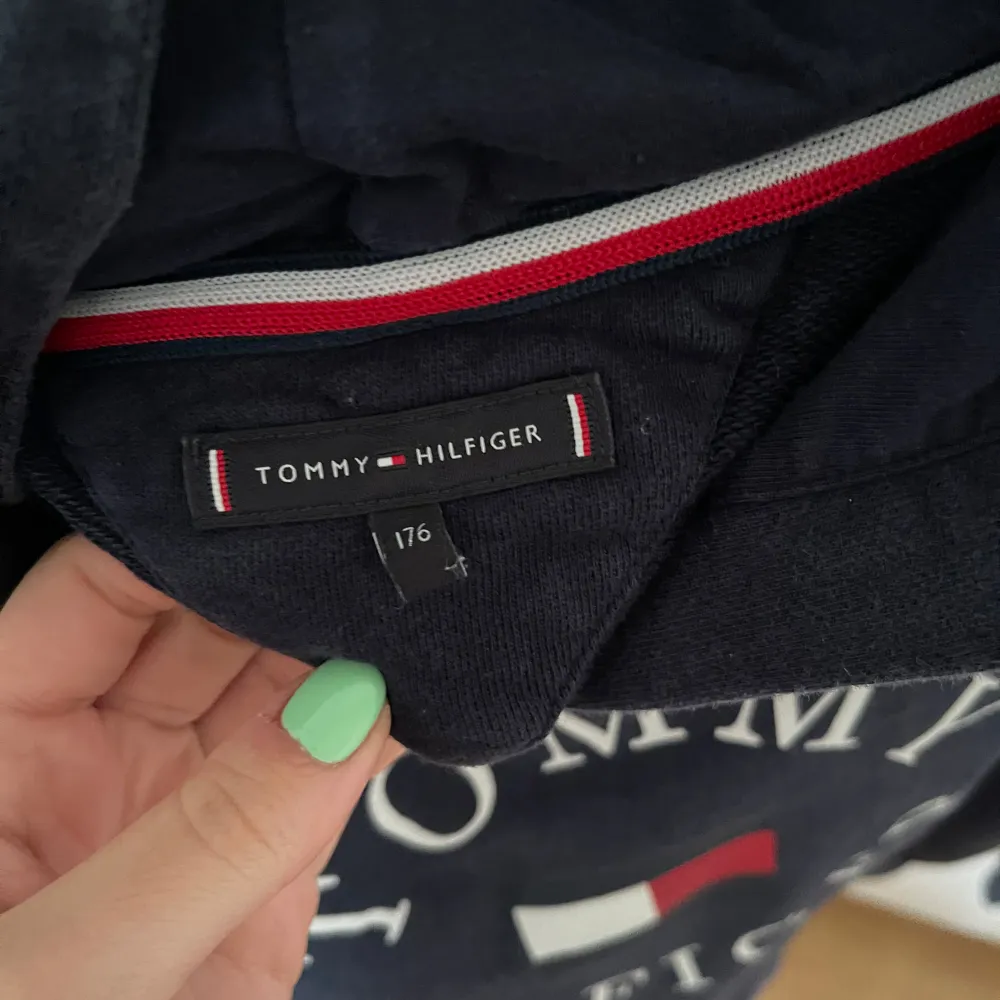 Tommy Hilfiger Sweatshirt/ Hoodie i storlek 176. I fint skick.  Färg: Mörkblå. Hoodies.