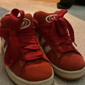 Röda Campus🙌 - Säljer dessa Camus som jag köpte i somras på zalando och säljer pga att dem ej kommer till användning kontakta mig om ni har några frågor!( kommer med likadana vita snören så man kan byta!)💕