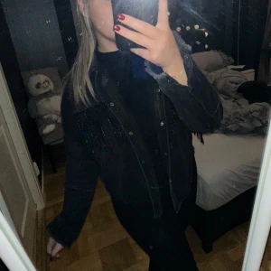 Jacka - Säljer min super fina jeans jacka från Zara  i stolek M. Den är i nyskick och har inga deffekter trotts många användningar🩷 Går ej att köpa längre så passa på! 