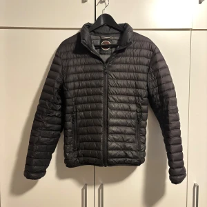 Colmar jacka  - Fet colmar jacka perfekt till hösten. Den är i bra skick, använd fåtal gånger. Inga defekter eller nått sånt. Den är i storlek 46 så skulle säga att den passar om man har S och kanske M. Hör av er vid frågor eller fler bilder 🙌