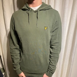 Lyle & scott hoodie  - Säljer nu min lyle & scott hoodie. Väldigt bra skick och sparsamt använd. Det är bara att skriva vid frågor.