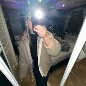 Teddy jacket - Säljer min helt oanvända super mysiga teddy jacka. Det är stolek S men skulle även säga att den passar någon med stolek M då den är oversize.   Den är slutsåld/borttagen på Dressys hemsida. Köpte den för ett tag sen. Hör av dig vid frågor🩷