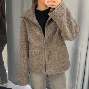 Brun teddyjacka - Säljer den populära teddyjackan från H&M som är helt slutsåld i stl S💕. Aldrig använd då jag har många andra jackor. 2 sista bilderna är lånade! 