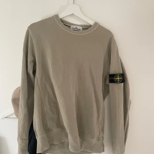Stone Island sweatshirt - Storlek M 500kr + frakt Modellen är 182cm lång och väger 70Kg 
