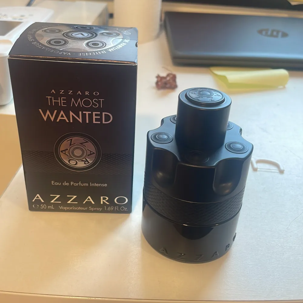 Säljer en flaska Azzaro The Most Wanted Eau de Parfum Intense, 50 ml. Flaskan har en cool, mörk design som ser ut som en revolvertrumma. Perfekt för den som vill ha en intensiv och maskulin doft. Kommer i originalförpackning. Endast testad!!. Parfym.