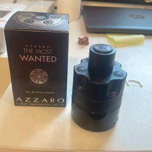 Azzaro The Most Wanted Eau de Parfum Intense - Säljer en flaska Azzaro The Most Wanted Eau de Parfum Intense, 50 ml. Flaskan har en cool, mörk design som ser ut som en revolvertrumma. Perfekt för den som vill ha en intensiv och maskulin doft. Kommer i originalförpackning. Endast testad!!