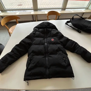 Trapstar Irongate Jacka - Säljer en röd Trapstar jacka i storlek Xs, passar även storlek S. Jackan är använd i fint skick. Den kommer med Taggar och originella påsen. Perfekt vinterjacka som håller värmen bra. Kan gå ner i pris vid snabb affär. Går att åter sälja för mer. 