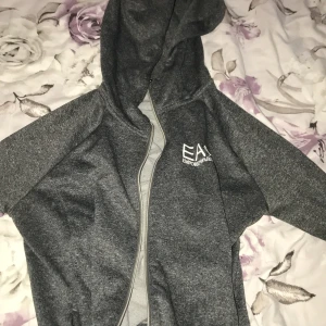 Emporio Armani  - Jag har använt den två gånger  Pytte lite kortare vid magen än vad den är på bilden. Tycker den sitter bra men inte min typ