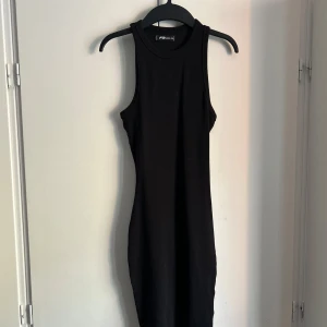 Svart ärmlös klänning från New Yorker  - Snygg svart ärmlös klänning från New yorker. Den har en tight passform som framhäver figuren och är gjord i ett mjukt och stretchigt material. Storlek M men passar även S💕