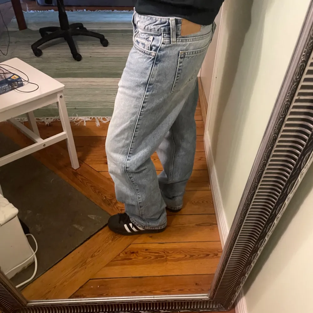 Blåa arrow low weekday jeans i bra skick. De är i storlek 26/30 och passar mig som är xs. Jag har gjort två små hål på insidan så man kan dra igenom ett snöre om man skulle vilja det. Pris går att diskutera!. Jeans & Byxor.