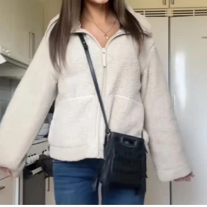 Hm Teddy jacka  - Pilejacka/teddyjacka från Hm🧸Ny, endast testad! Slutsåld i hela Sverige 🫶🏼 Perfekt till hösten !🍁🍂 Nyskick, skriv för egna bilder! (Lånad bild)