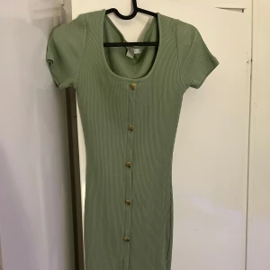 Sommar klänning - Inget mer gulligt än en kort sommarklänning. Jätte fin färg framför solen, knappast använd. Perfekt skick. 