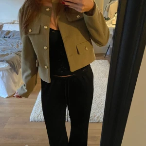 Zara overshirt  - Super fin grön kofta/jacka från zara. Använd två gånger så i väldigt fint skick🤍🤍