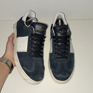 Valentino skor 🙌🏽 - Tjenare! Säljer dessa snygga Valentinos! Skon säljs inte längre och dem är i bra skick, skulle säga 8/10. Har en liten spricka i sulan på sida 2 men den blev ihop lagad hos en skomakare. Kom med frågor, allt OG följer med! Org pris: 7000kr 🙌🏽💫