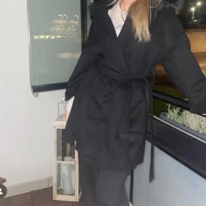 Äkta päls jacka  - Säljer min vinter kappa endast använd 1-2 gånger då den var lite liten på mig köpt för 3500 på fur Stockholm butiken 