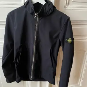 En stoneisland windbreaker passar 156 till 160. Nypris ca 4000-5000. Priset går att diskutera!