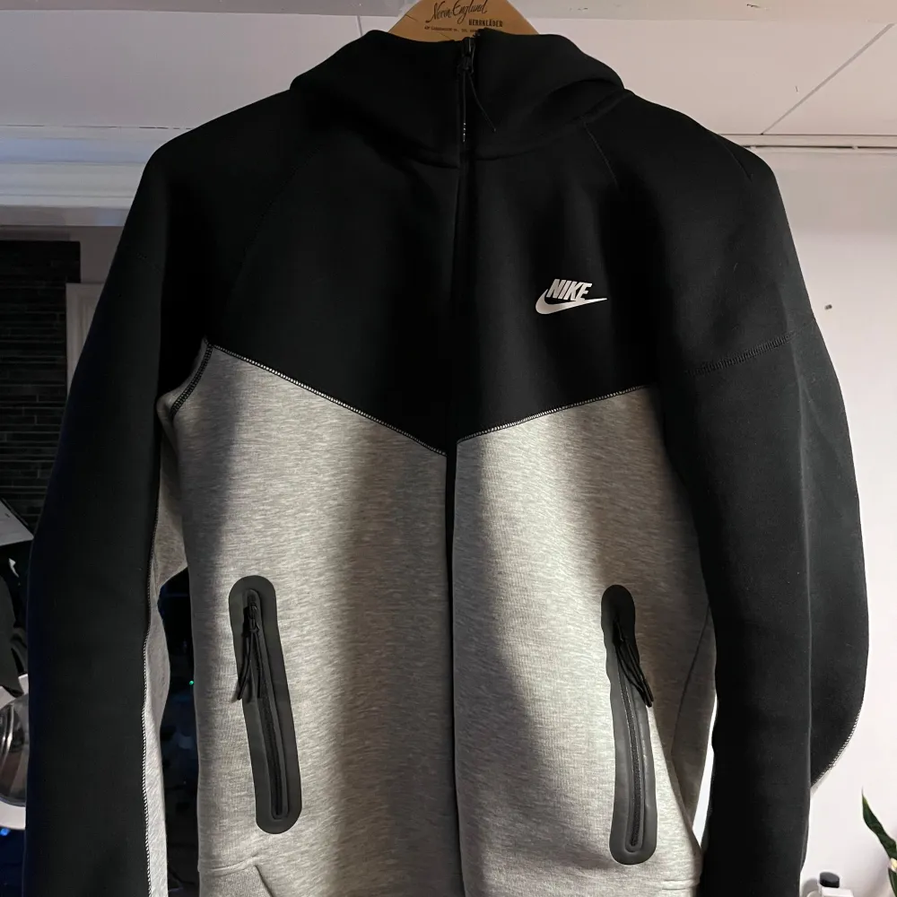 Hej, säljer en grå/svart Nike tech hoodie som är köpt för ~ en månad sedan. Inga skador utan säljes pga att jag helt enkelt inte tycker att den faller mig i smaken! Hör gärna av er om ni har några funderingar!! (Den är äkta och kvitto finns.). Hoodies.