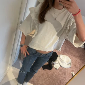 Tre kvarts ärmad tröja  - Säljer denna jätte snygga trekvartsärmade tröjan från zara, är från barn avdelning men passar mig som har S/xs.❤️