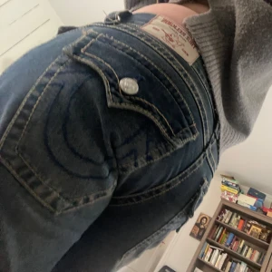 Asballa trueys - Säljer dessa trueys  som jag köpte i new york förra året🗽🗽🇺🇸❤️‍🔥🛍️🛍️älskar dessa men har för många jeans så måste sälja😿unisex fit och pris gör att diskutera
