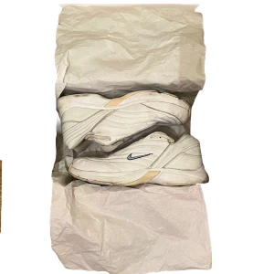 Vita Nike Illusions - Shoo! säljer ett par tvär feta nike air illusions i strlk 40😻 ganska använda men går att tvätta upp till ett riktigt fint skick😉 Skriv till mig ifall du har några frågor👀 Box medföljer EJ