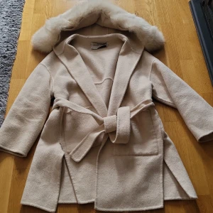 Oversize kappa storlek s - Offwhite kappa i strl s. Avtagbar äkta päls runt luvan. Märke: Feminin of sweden Använt ett fåtal gånger. Nypris: 3700 kr, mitt pris 1500 Köparen betalar frakten
