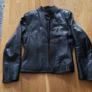 Skinnjacka - Retro jacka i svart skinn Längd 62 Bredd 47