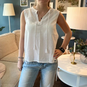 Blus - Söt vit blus med knytning 💖