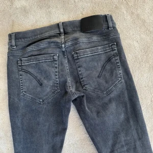 Dondup George  - Riktigt feta dondup jeans i storlek 32. Det modell av George och är helt nya dom är i färg grå säljs för 849 köpta för runt 3699. Byten kan vara intressant.