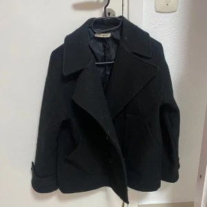 Design by si kappa  - Säljer min kappa från design by si då den inte används längre. 