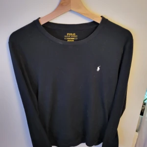 Svart tröja från Polo Ralph Lauren - Säljer en stilren svart tröja från Polo Ralph Lauren, i storlek small, priset kan diskuteras.