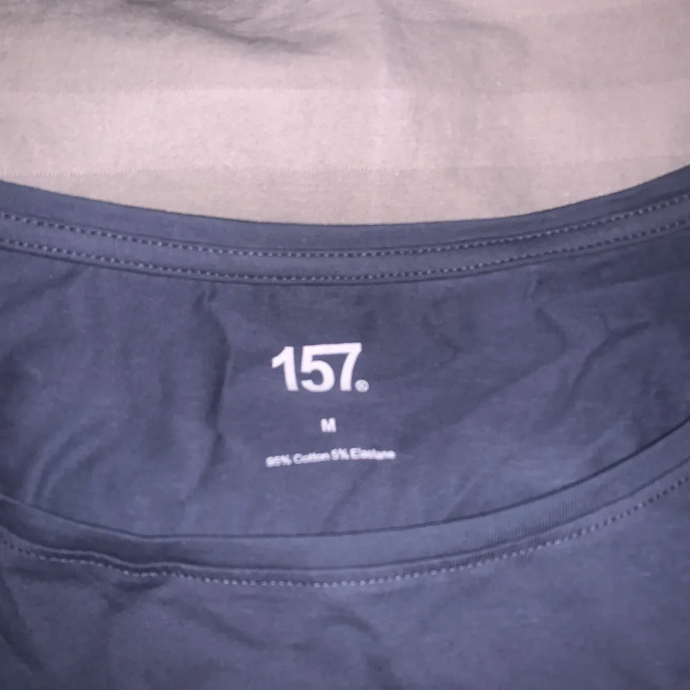 Säljer en mörkblå långärmad topp från Lager 157 i storlek M. Perfekt för både vardag och lite kyligare dagar. Toppen har en enkel och stilren design. !!(Ser fläckig ut på bilden, men är absolut inte)!! Aldrig använd!. Neuletakit & Villapaidat.